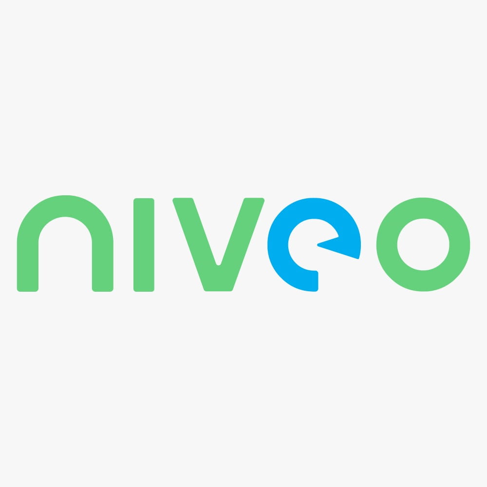 Logotipo “NIVEO” con letras verdes y azules sobre fondo blanco, estilo tipográfico moderno.