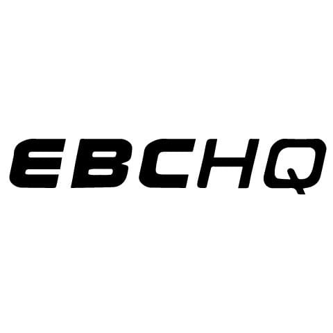 Logotipo negro “EBCHQ” con letras estilizadas sobre fondo blanco.